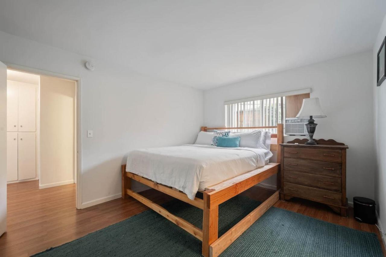 Sawtelle Serenity- Modern Comfort Hébergement de vacances Los Angeles